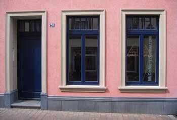 Tür- und Fensterumrahmungen und Sockelplatten aus Beton