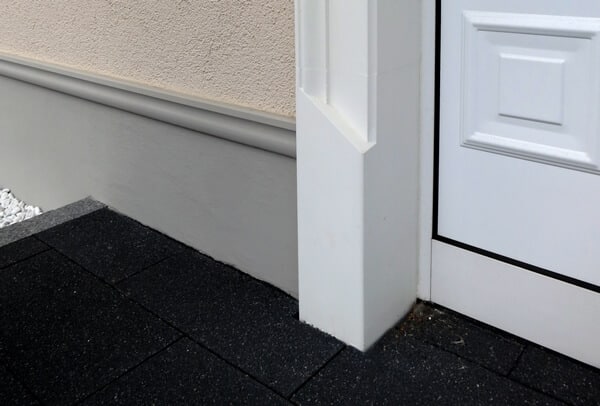 Fußteil einer Lisene aus Beton an einer Haustür