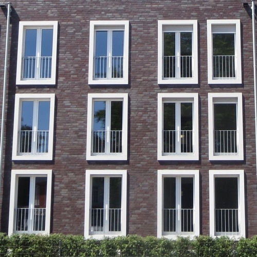 Fensterumrandung außen modern Beton als Gewände bzw. Faschen um Fenster