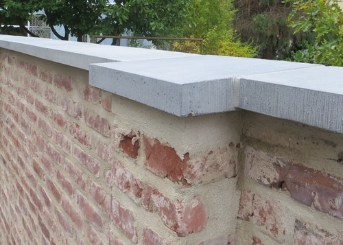Pfeiler abdeckung und Mauerabdeckungen Beton Pultdach mittegrau